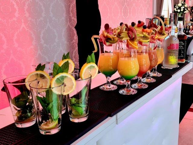 Stół na weselu którym znajduje się duża ilość drinków