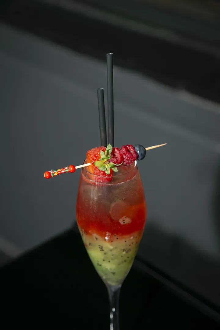 Drink udekorowany owocami